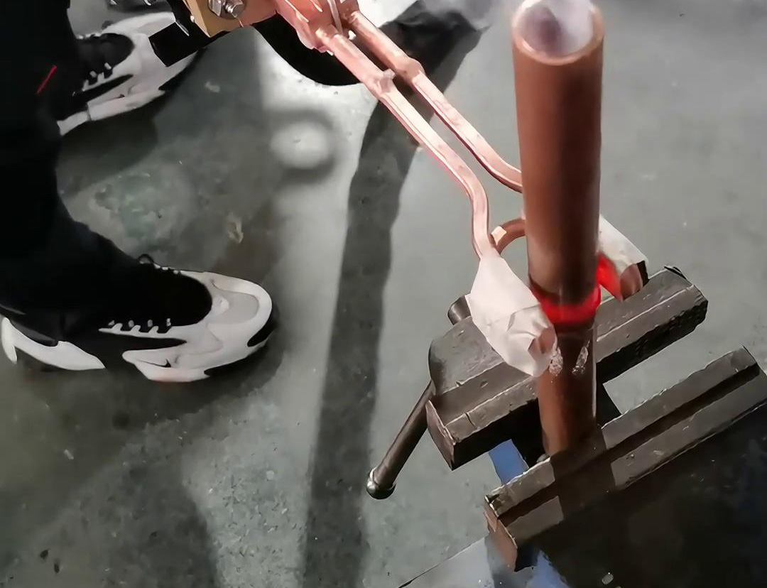 手持式高頻焊機(jī)的價(jià)格相對(duì)較高，但其高效、靈活、高質(zhì)量的銅管焊接特點(diǎn)