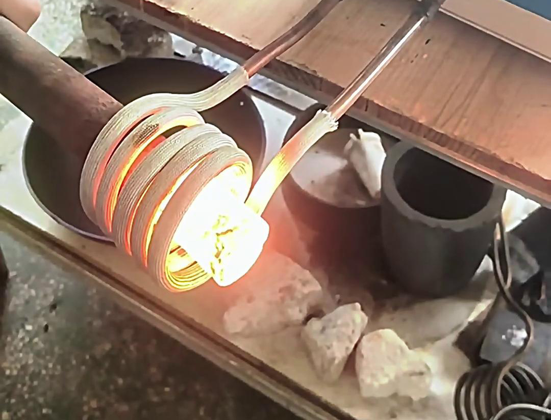 高頻機棒料加熱適用于需要快速加熱至特定溫度的應用場景，如熱處理、熱鍛、焊接等工藝。