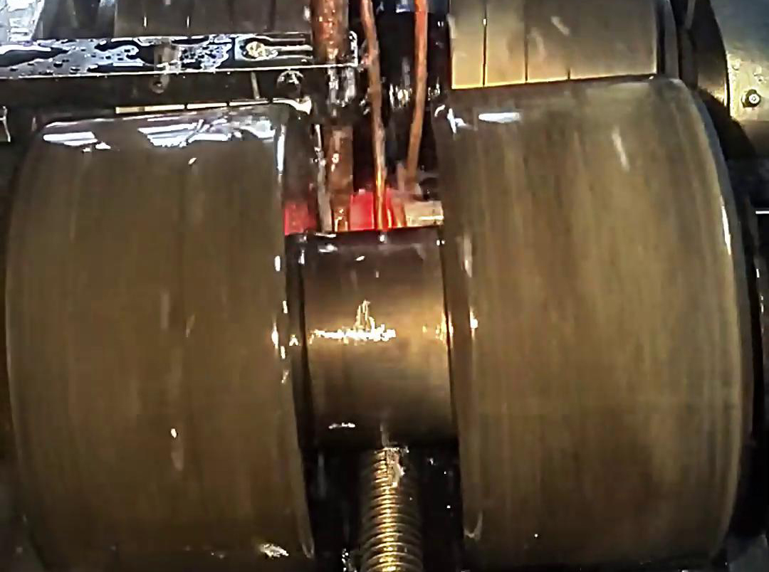 海拓臥式高頻淬火機床：小型機械加工自動化生產(chǎn)的變革者