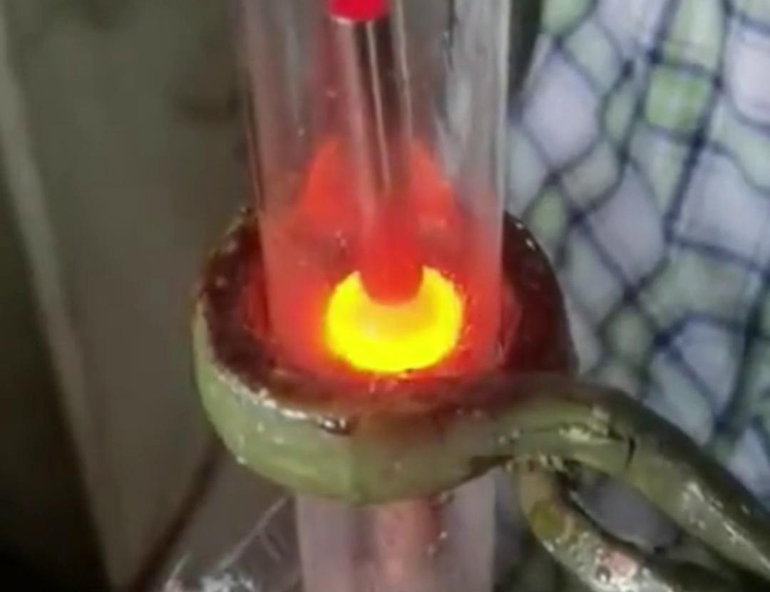 通過手持式高頻加熱機在氮氣保護下焊接銅管，可以獲得高質量的焊縫，提高產品的性能和可靠性