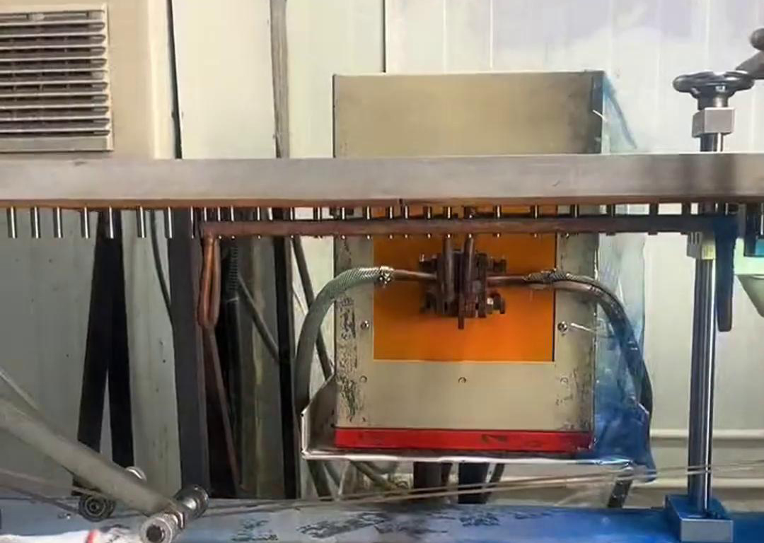 通過振動盤自動化上料到輸送帶，然后高頻電源對要加熱的工件進行局部加熱，根據工藝要求直接經過容器 ，讓其局部覆蓋一層涂料