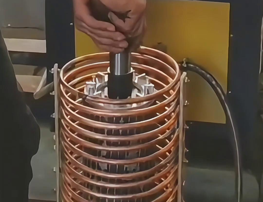 利用高頻電源控制電流對轉子進行快速加熱，使其膨脹，然后將其裝配到定子中