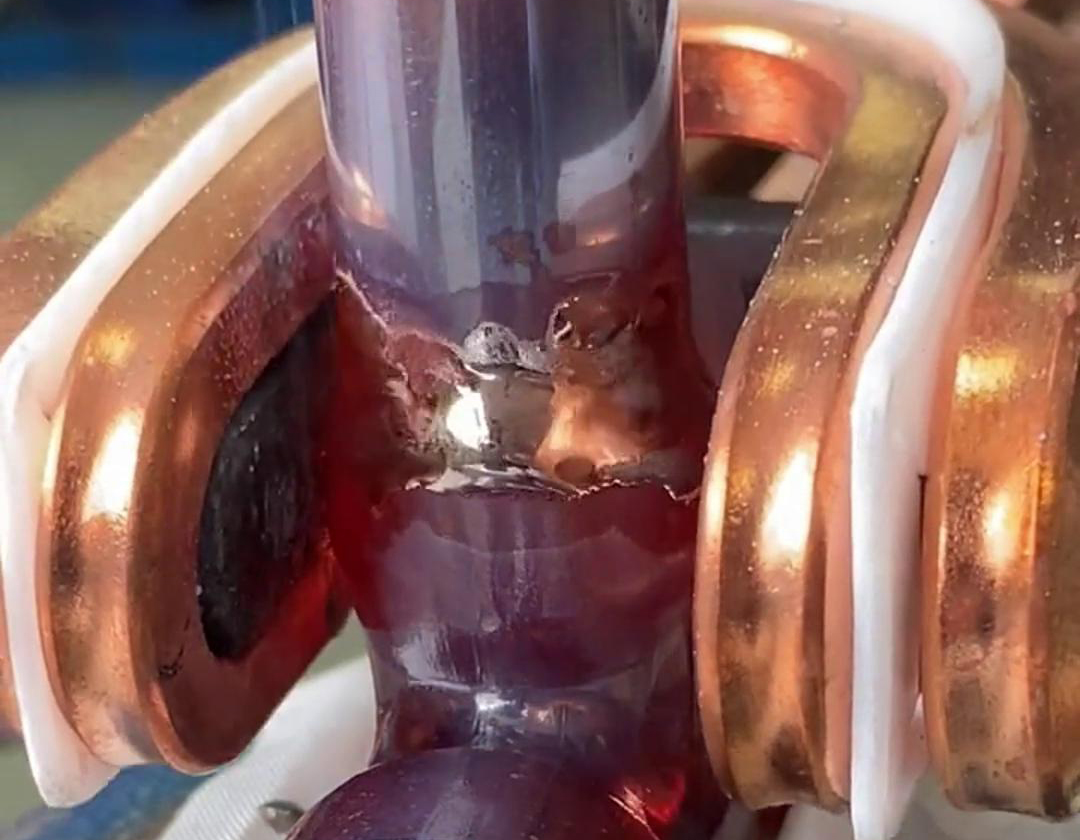 這就是手持式高頻焊機焊接銅管的效果，有了它，可以放棄大部分火焰焊接場合了