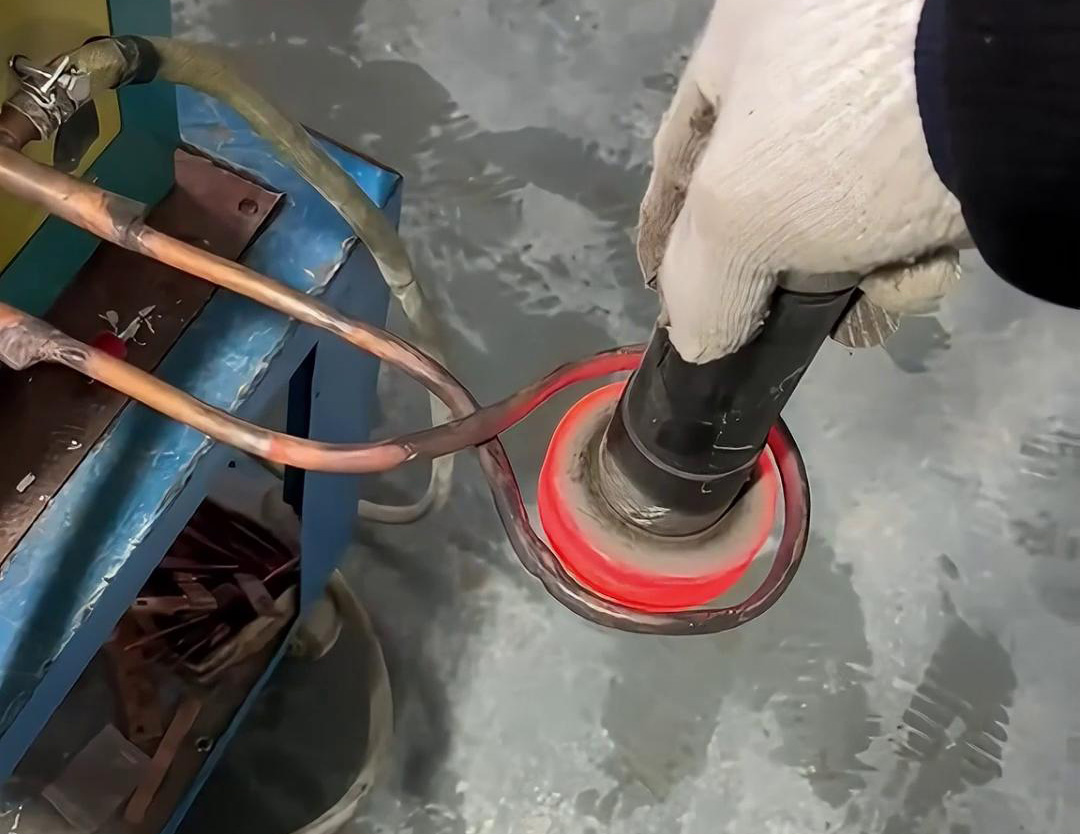 超音頻感應加熱設備是一種對金屬工件進行感應加熱，以進行表面淬火、退火等熱處理的設備。