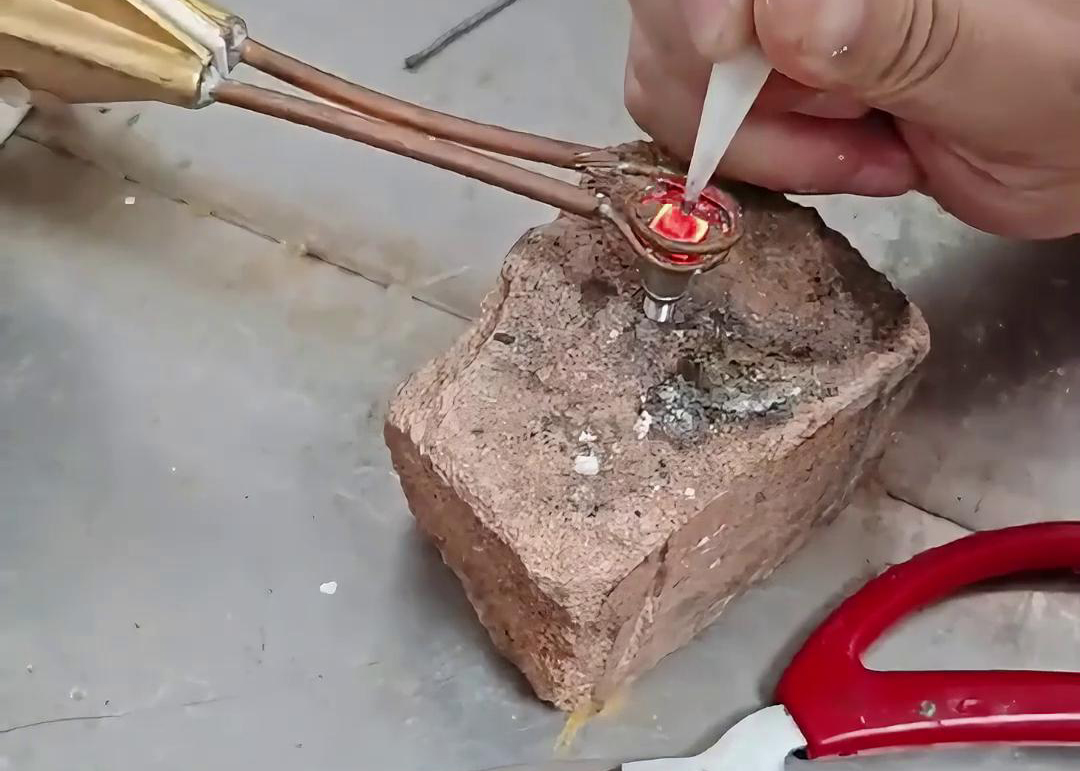超高頻焊機憑借其獨特的工作原理和優勢，在鎢鋼焊接方面表現出色