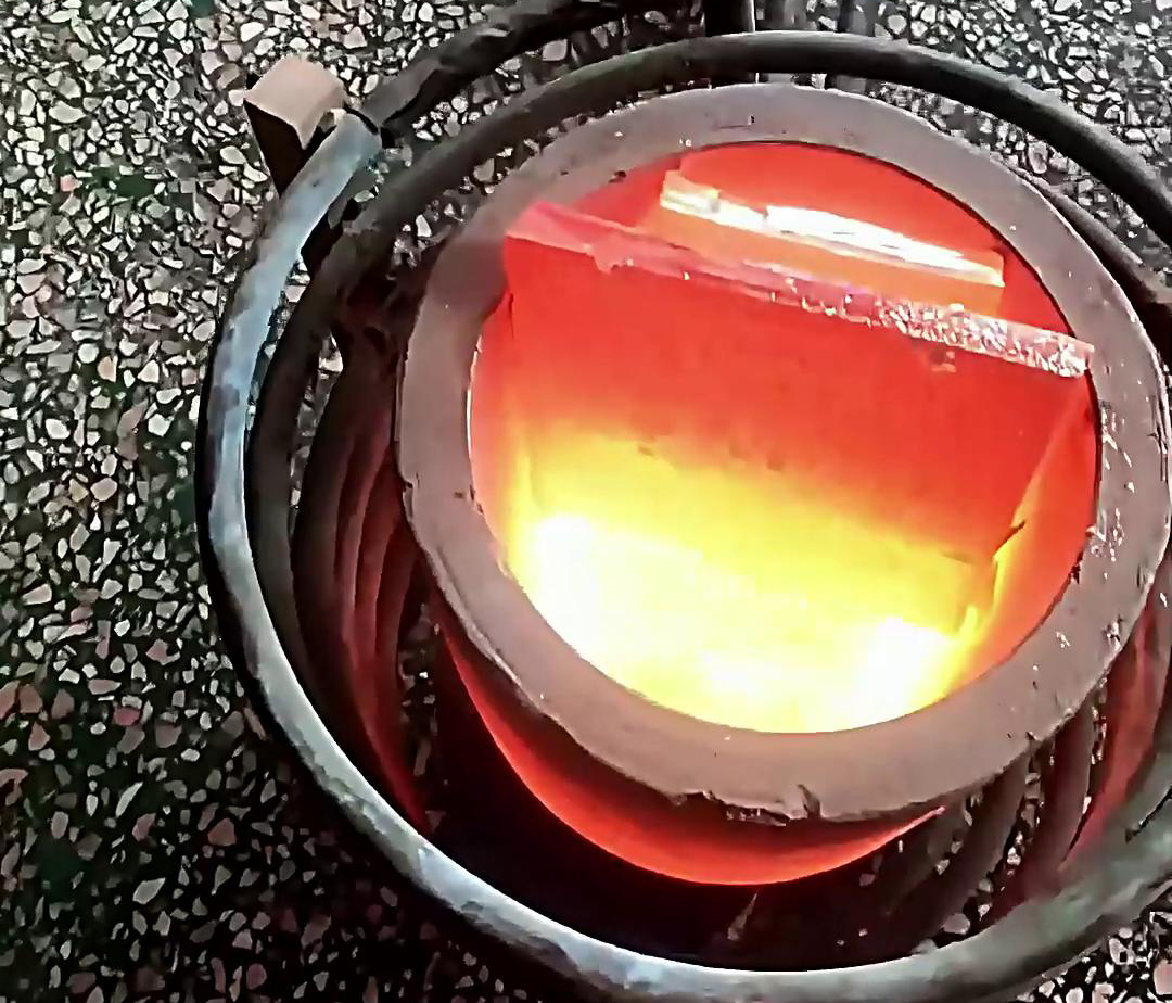使用380V電壓的小型中頻熔煉爐，它的功率滿足熔煉金、銀、銅，10公斤容量