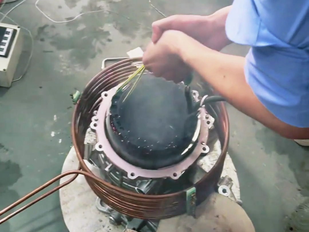 電機熱裝實驗，采用中頻感應加熱設備對電機殼進行加熱